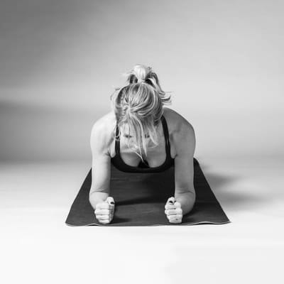 Forearm Plank: Torso Twist - Photo 3