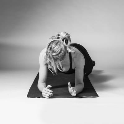Forearm Plank: Torso Twist - Photo 4