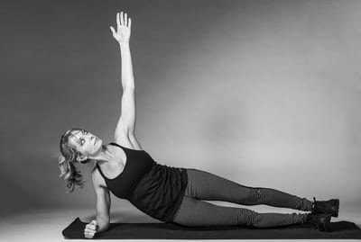 Side Plank/Hip Dip [Hand in Air] - Photo 4